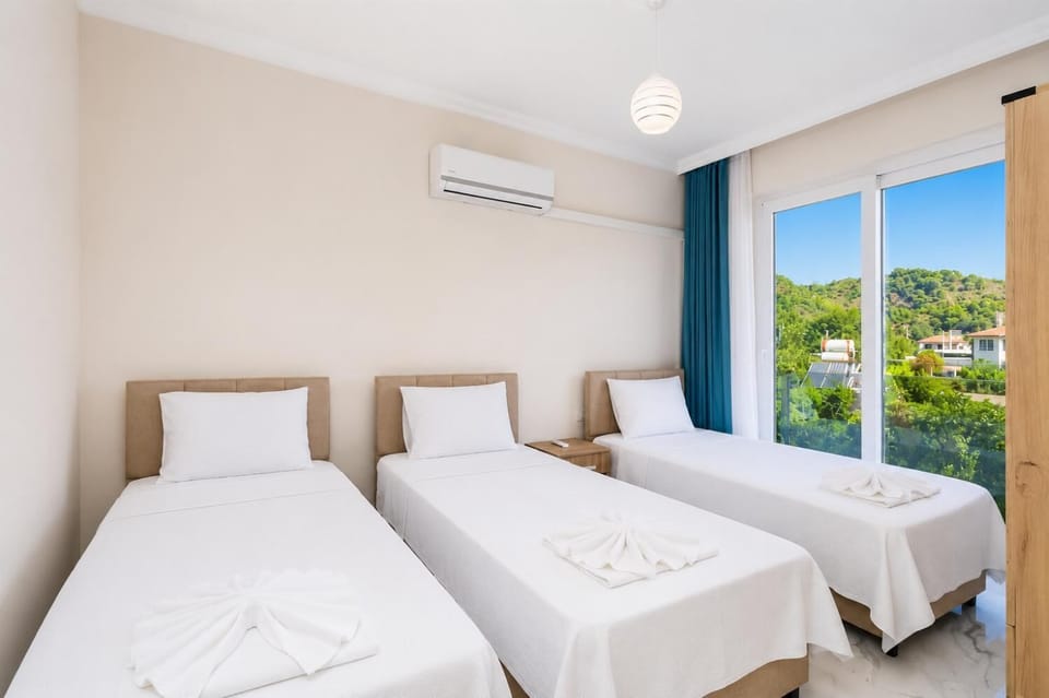 Bedroom with 3 single beds and A/C