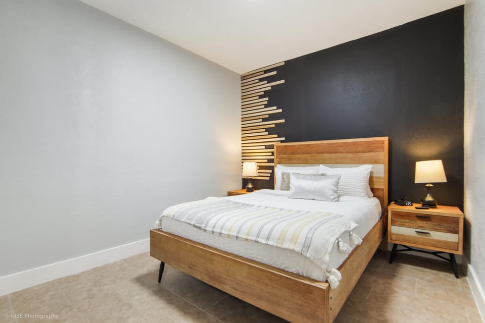 Room 6: Queen size bed, 2-night stands