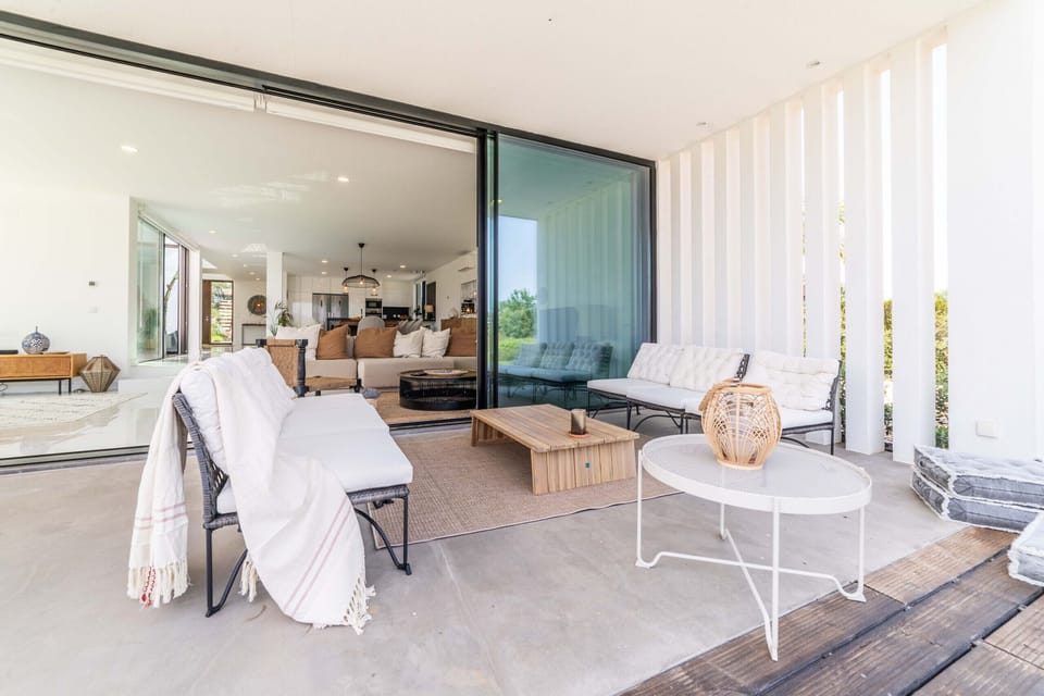 Private pool and modern terrace with lounge furniture — Villa Arrabida, luxury holiday villa in Sesimbra