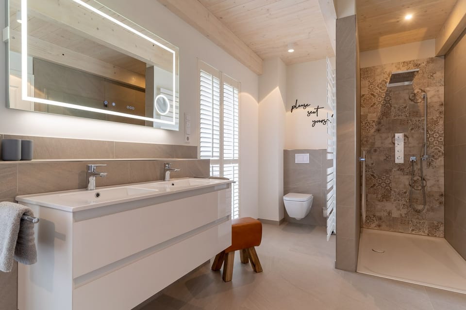 bathroom on the upper floor (shower, bathtub, sauna)