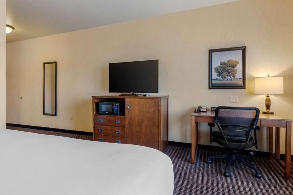 Catch up on emails comfortably at the dedicated work desk.