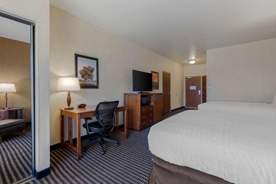 Arrive and breathe easy in this open, uncluttered room.