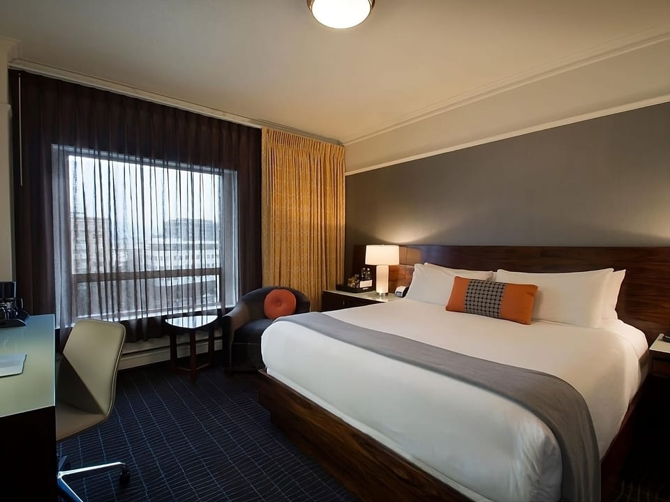 Unit with King bed. Exact unit will be assigned upon arrival. Views, colors and decor may vary.