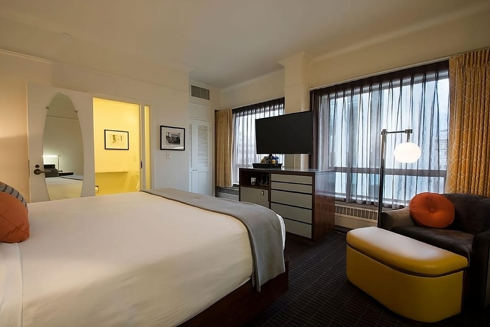Unit with Queen bed. Exact unit will be assigned upon arrival. Views, colors and decor may vary.