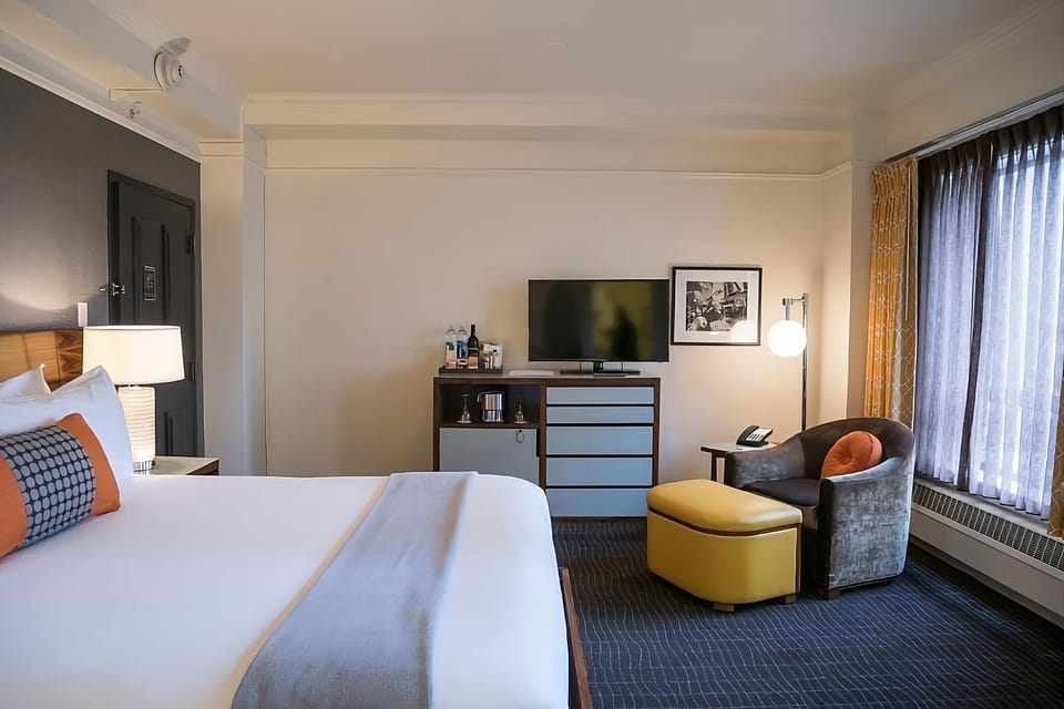 Unit with King bed. Exact unit will be assigned upon arrival. Views, colors and decor may vary.