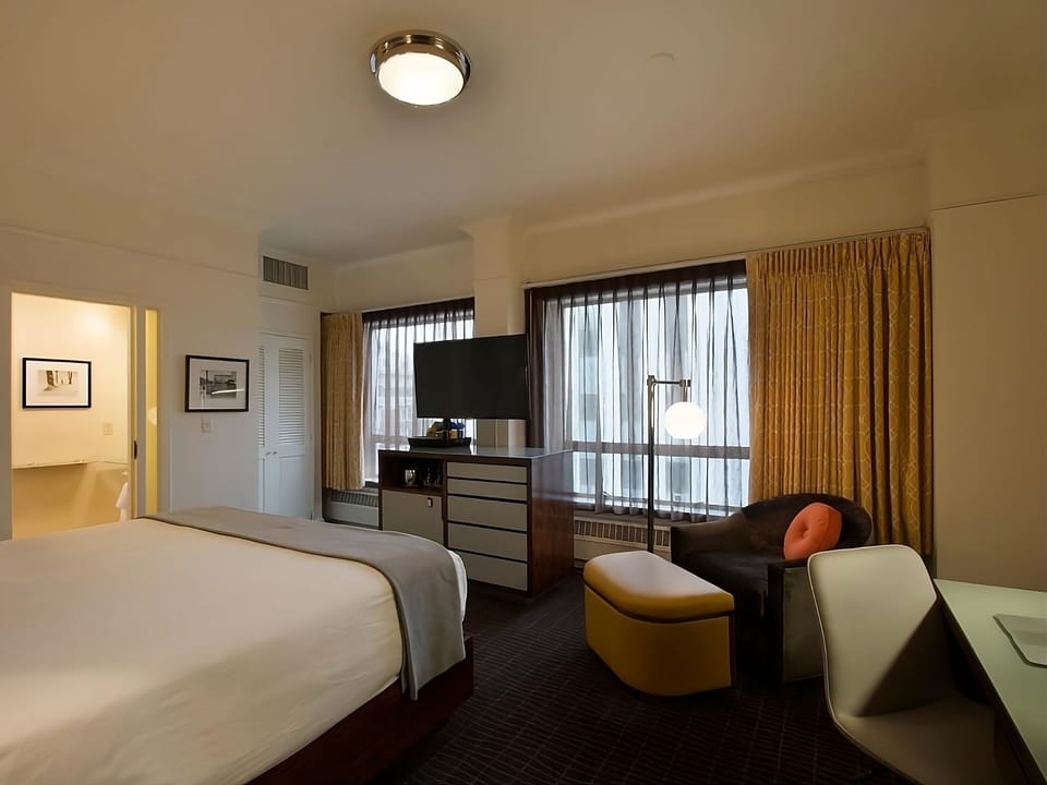 Unit with Queen bed. Exact unit will be assigned upon arrival. Views, colors and decor may vary.