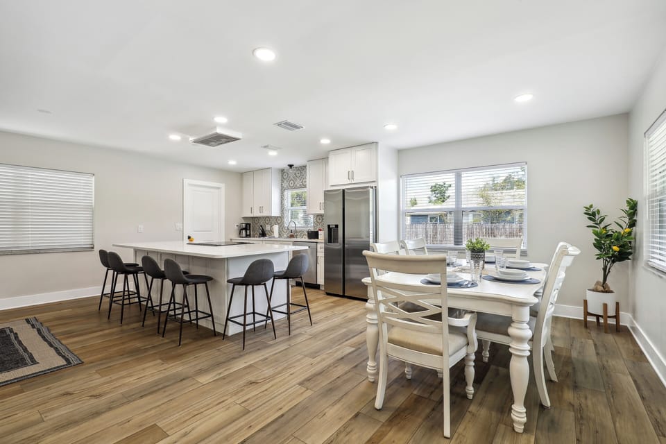 Dining Area | Dishware/Flatware Provided