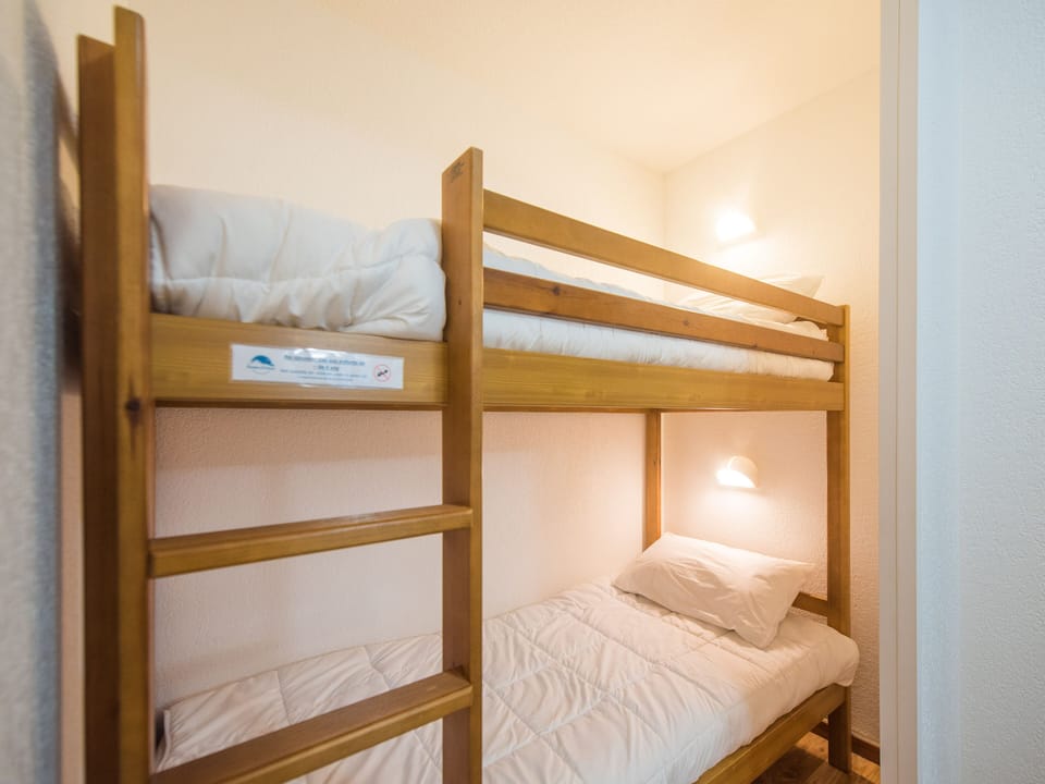 Discover a compact and cozy space in our sleeping alcove, complete with a comfortable bunk bed perfect for a restful sleep.