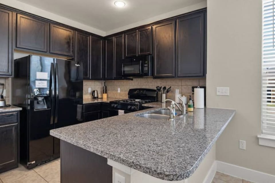 Cook a storm in this stunning beautifully designed kitchen w/ modern appliances 