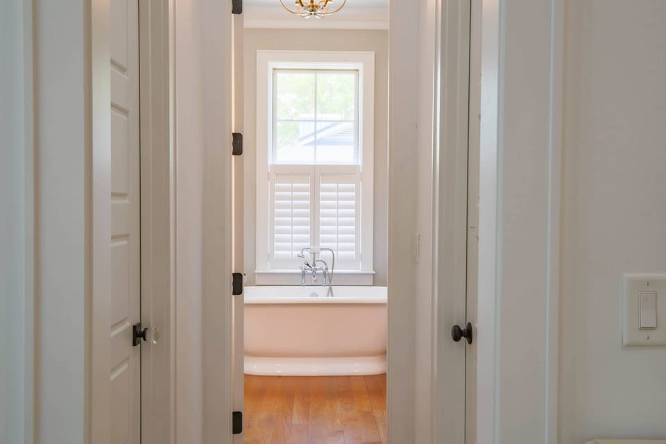 This gorgeous en suite bathroom is waiting for you!