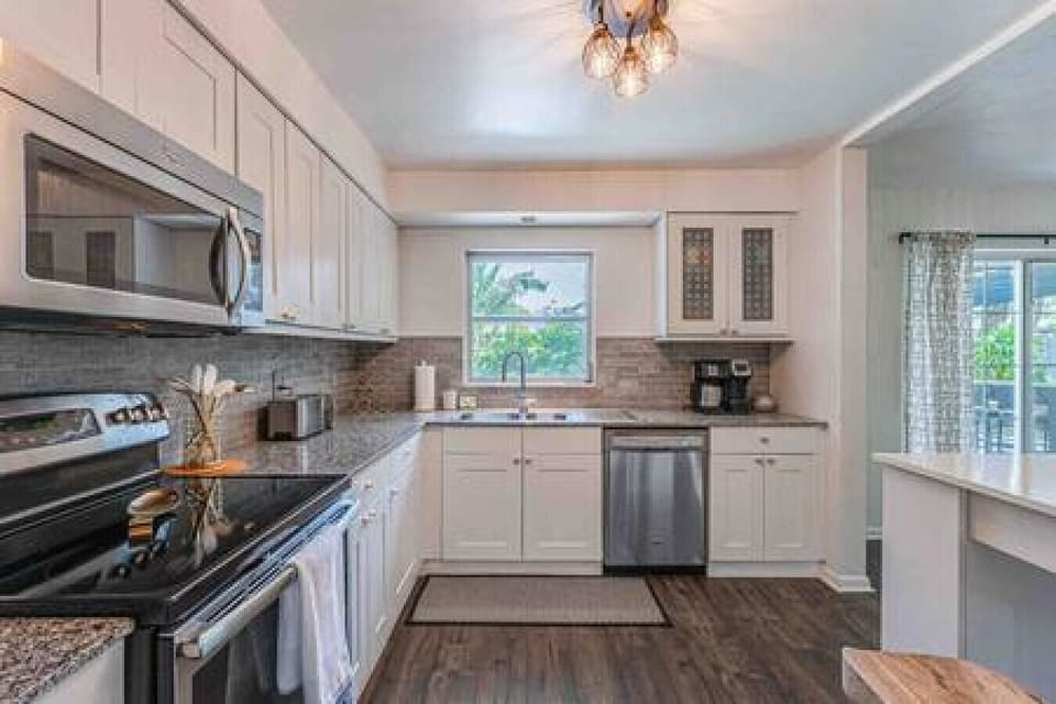 Gorgeous Kitchen Full Stocked w/ Cooking Essentials