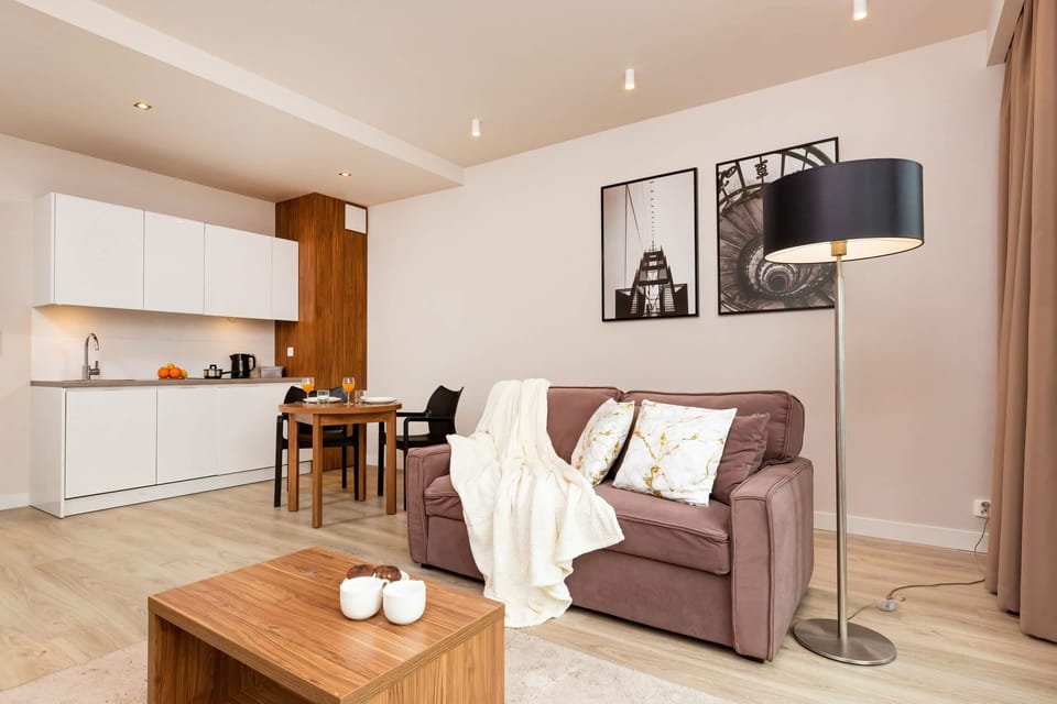 Stylish living room with coffe table. 