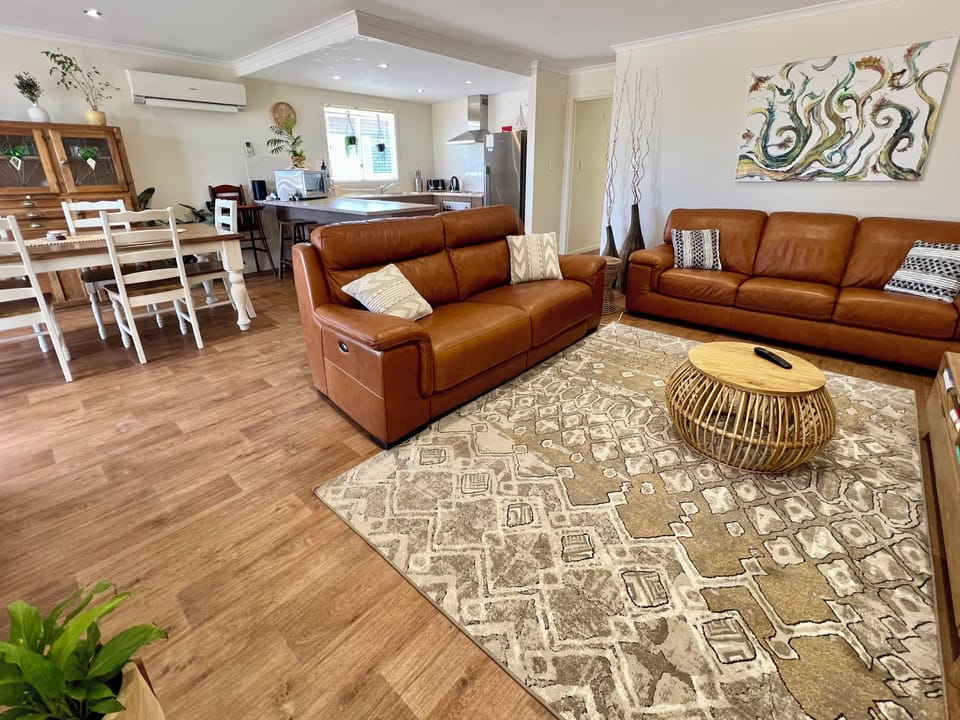 Electric leather lounge. Netflix + Wifi. Evaporative & reverse cycle aircon