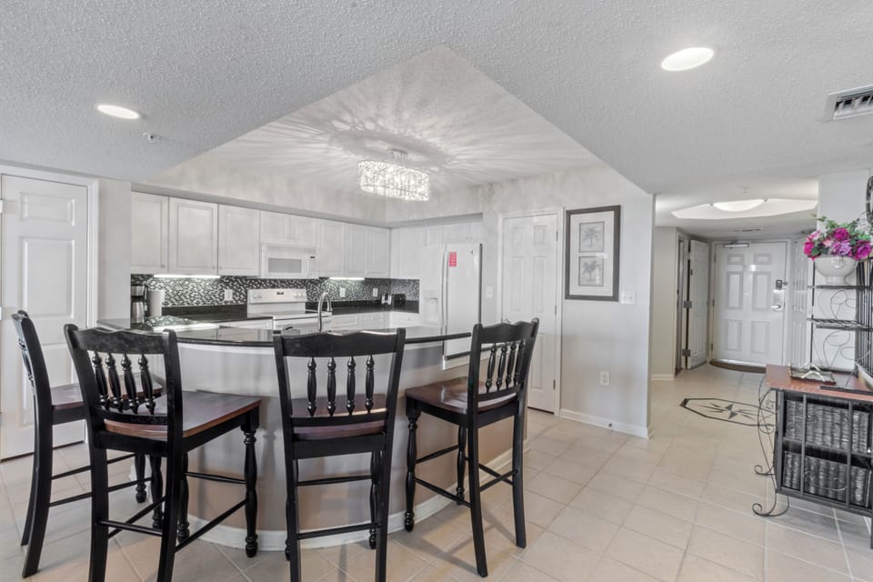 Kitchen/Bar Area
