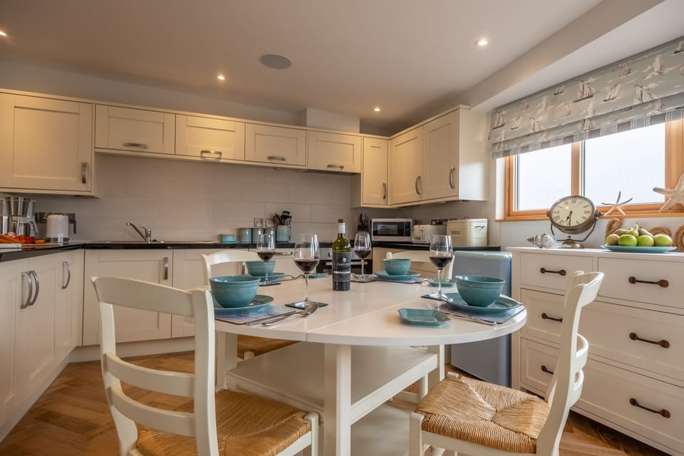 Well-equipped kitchen with dining area
