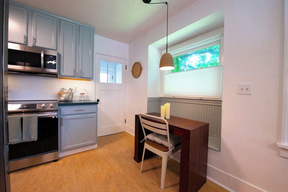 Breakfast nook table expands to seat 6 guests.