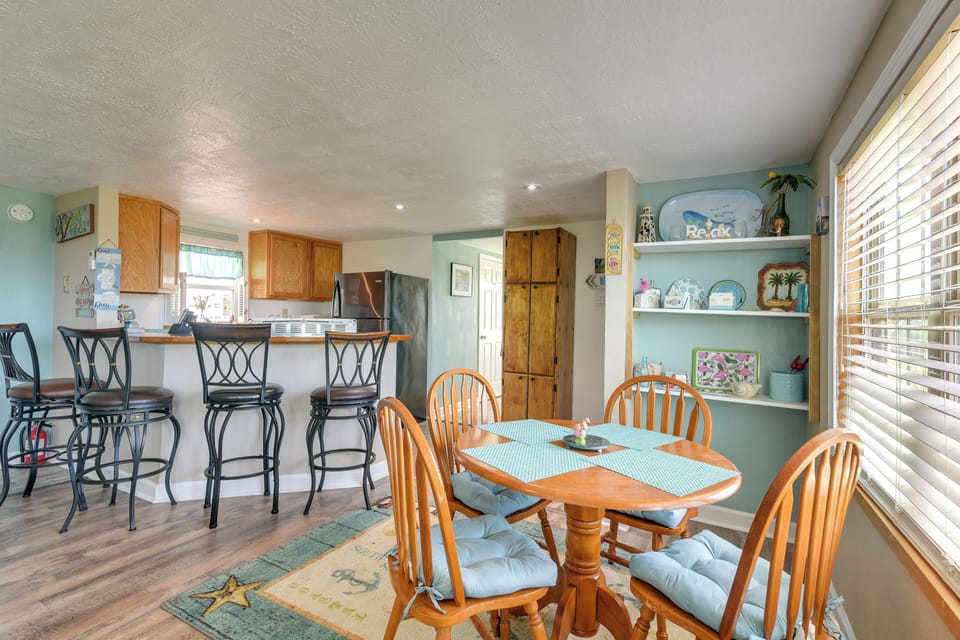Dining Room | Dishware & Flatware Provided