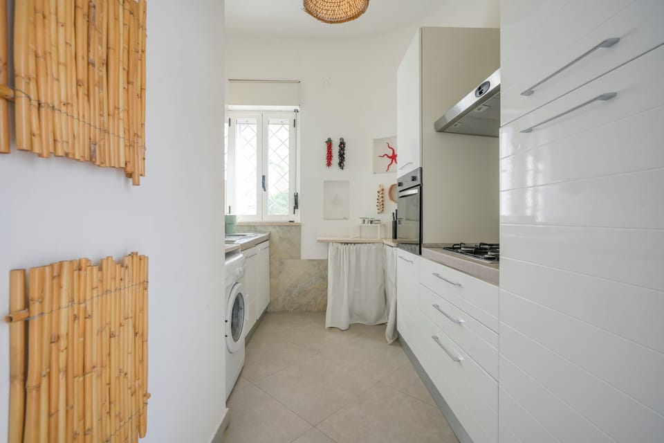 Kitchen, wasghing machine, dishwasher.