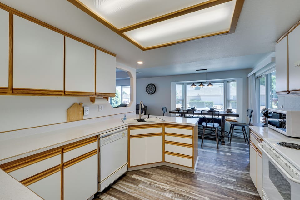 Kitchen | Stove/Oven | Refrigerator | Coffee Maker