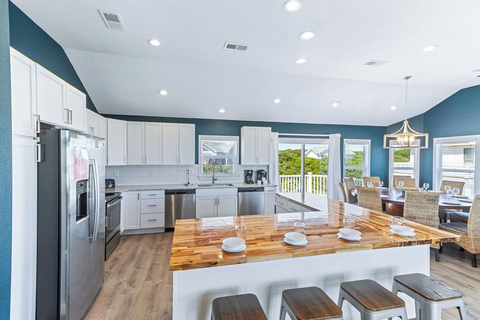 Kitchen and breakfast bar - Stainless appliances, beautiful granite and bright windows this kitchen has it all.