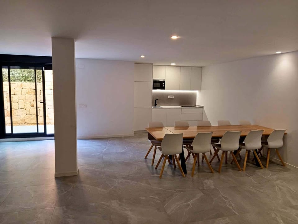 Small extra kitchen / dining area (lower floor)