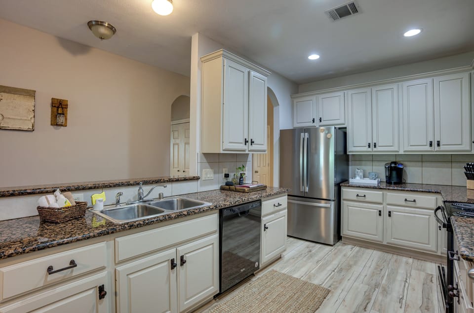 Kitchen | Access to Community Pool