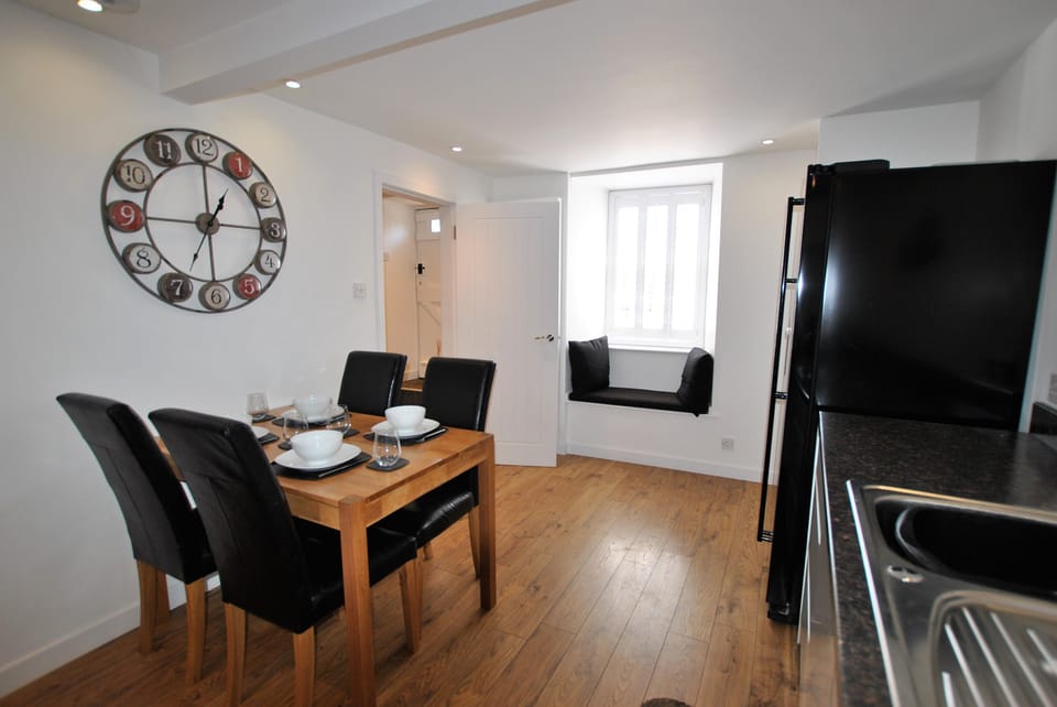 Enjoy a lazy brunch or takeaway fish and chips in the comfort of this lovely home