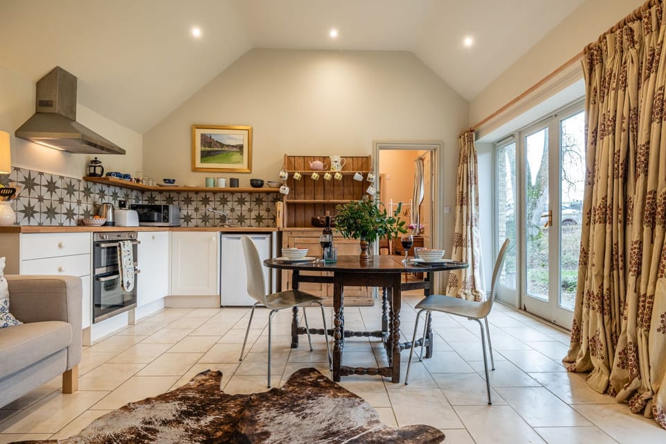 Guddlebrook Two Kitchen - StayCotswold