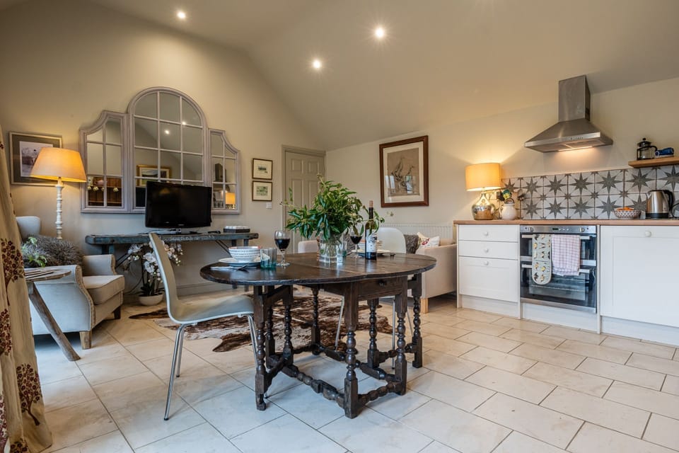 Guddlebrook Two Kitchen - StayCotswold