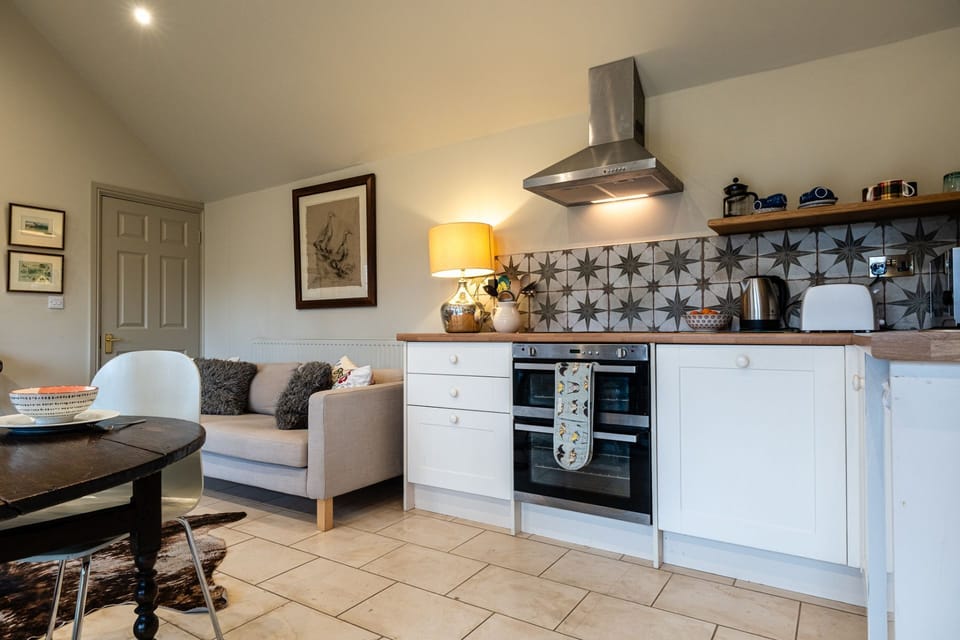 Guddlebrook Two Kitchen - StayCotswold