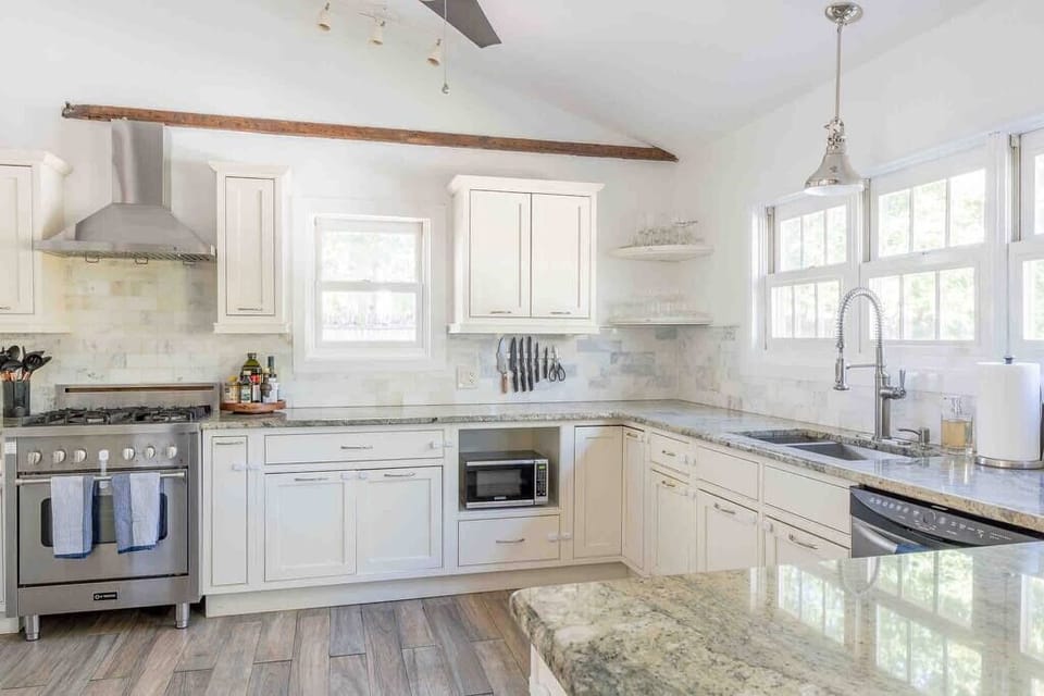 The gas stove is the perfect way to cook your favorite meals, and the spacious kitchen is perfect for hanging out with your friends and family.