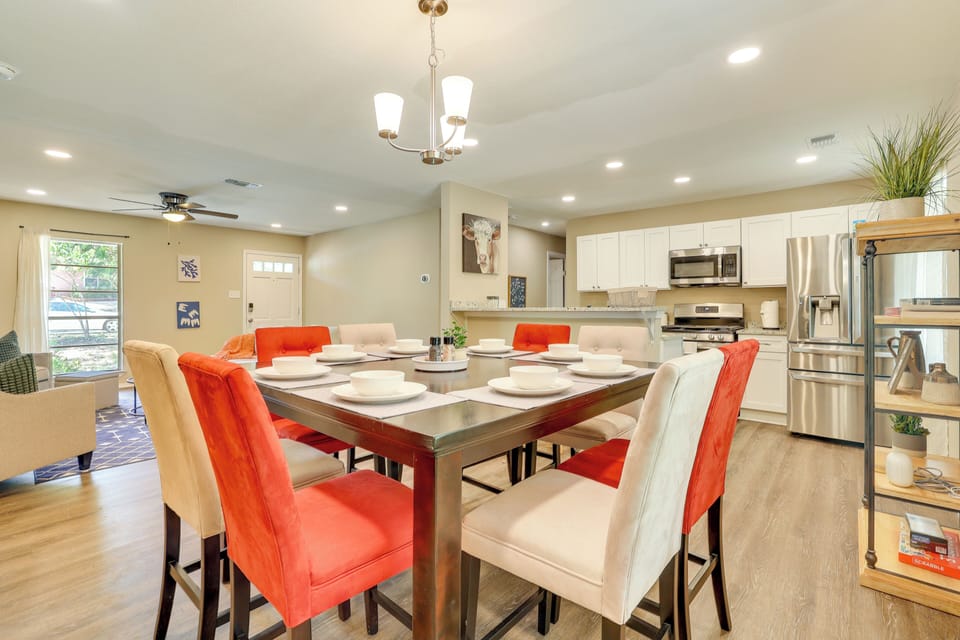 Dining Area | Central A/C & Heat | Free WiFi