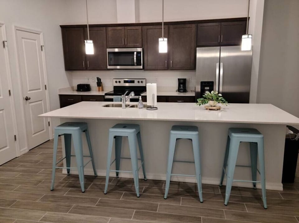 Fully equipped kitchen with plenty of counter seating