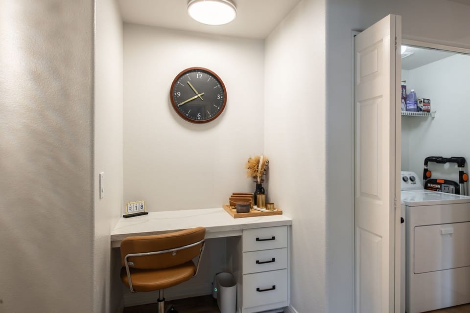 Perfect Office with Leather Chair - Wifi throughout