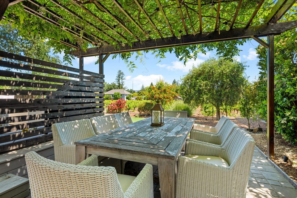 Outdoor dining for 8 people. 
