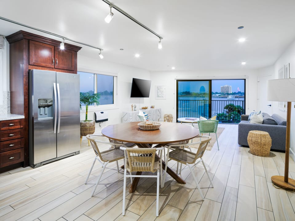 Dining table for 6 and full kitchen