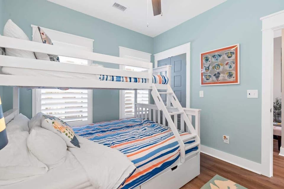 Twin XL over queen, pool views, attached jack and jill bathroom, tub/shower combo