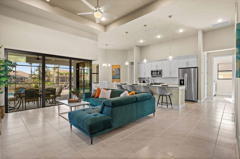 Great room with lanai view 