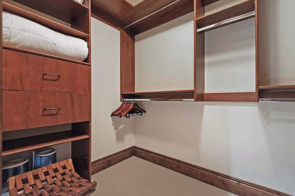 Primary Suite - Walk-in Closet