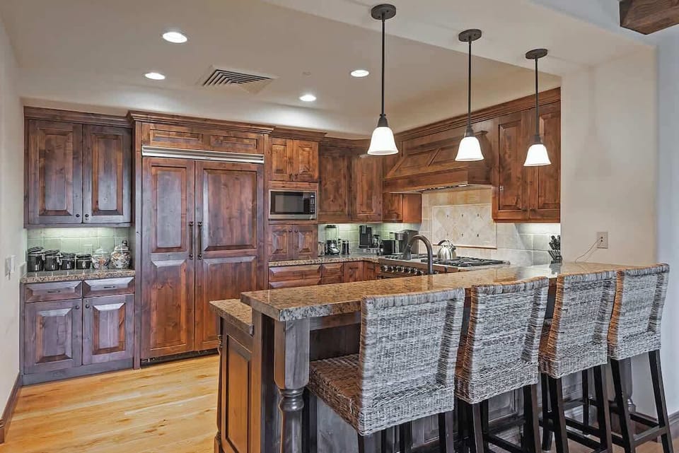 Breakfast Bar & Kitchen