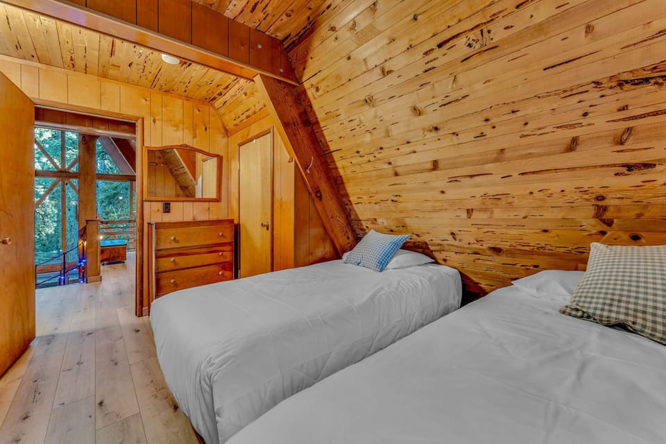Bedroom 3: 2 twin beds, upper floor