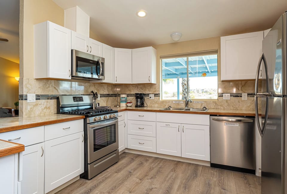 Fully-equipped kitchen with room for plenty of helpers