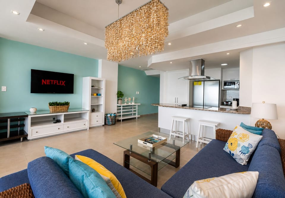 Living room with full kitchen, smart tv, general A/C. 