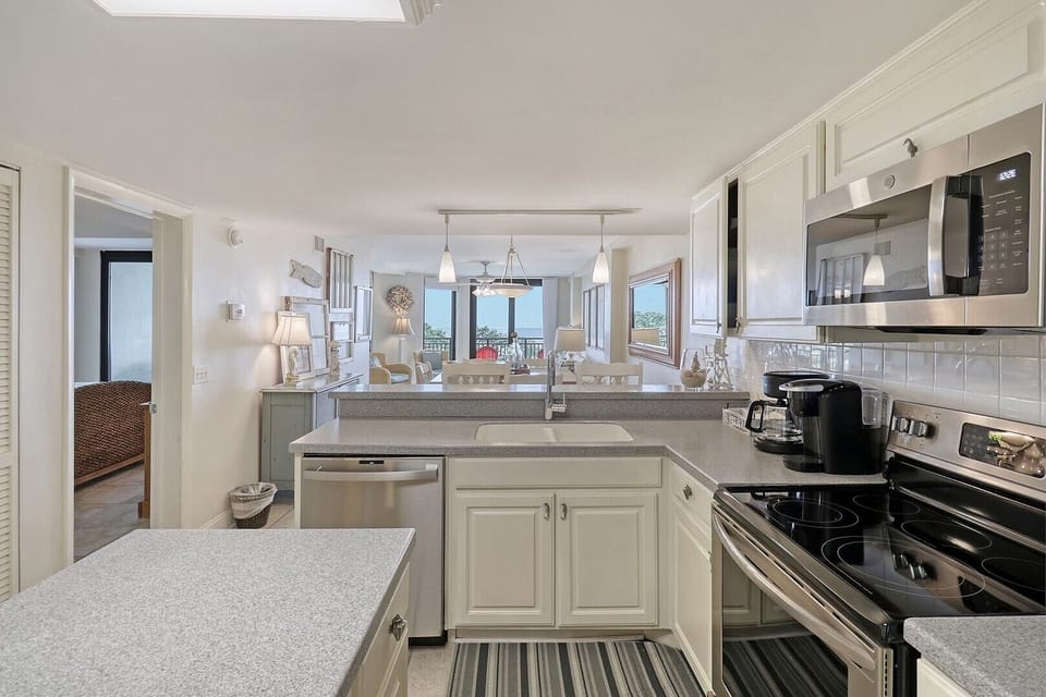 Kitchen and Dining SW 