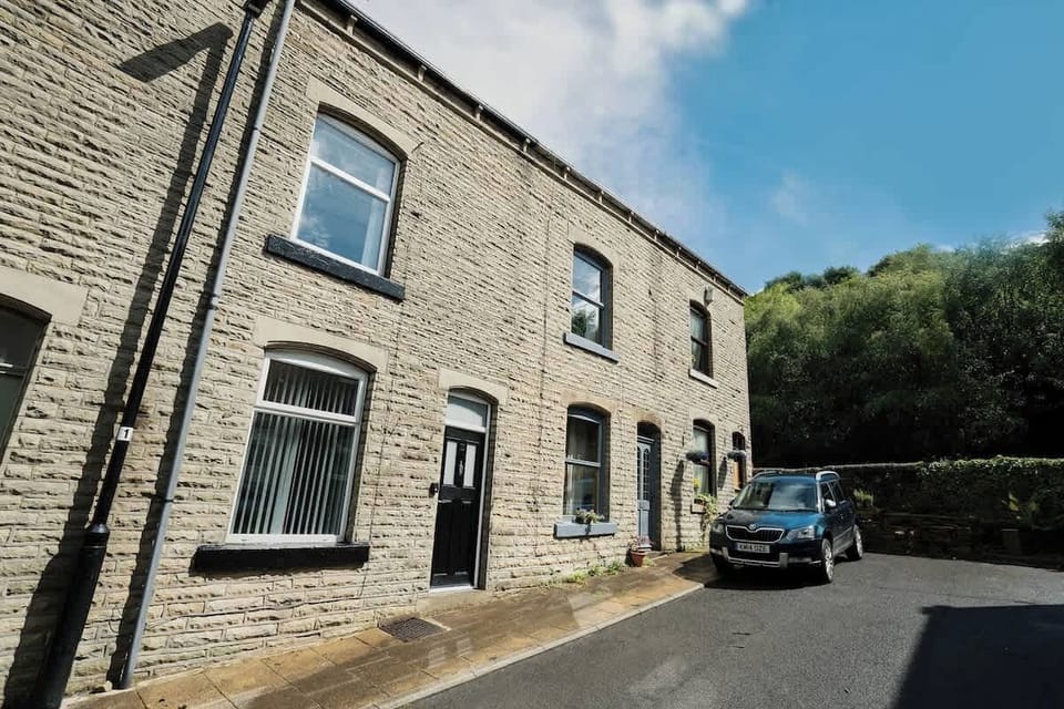 The front of House of Josef - Cambridge Mews. The canal is behind the wall. In fact it's the wall thats holding in the water. Such a pleasant and peaceful place.