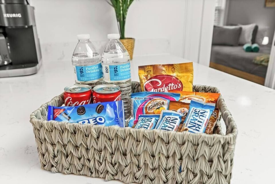 Guest welcome snack basket