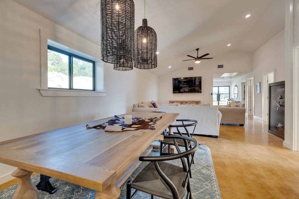 Dining Area | Dishware & Flatware Provided