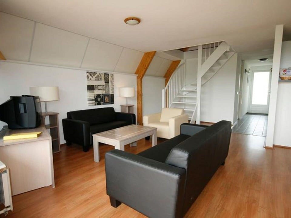 Couch, Furniture, Comfort, Wood, Table, Interior Design, Living Room, Flooring, Floor, Studio Couch