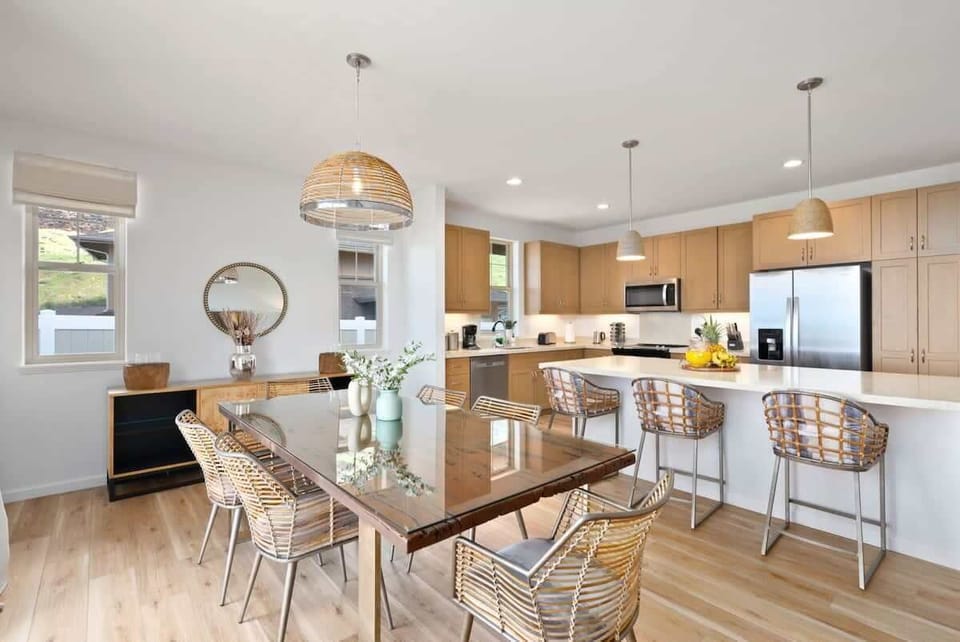 Comfortable dining area next to the kitchen