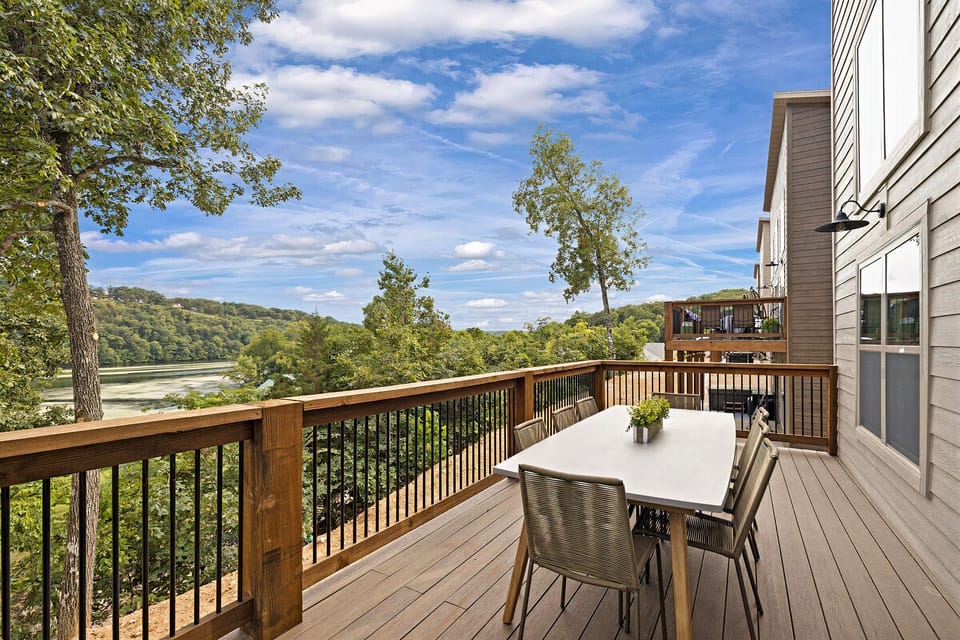 Outdoor dining with an incredible lakeview. 